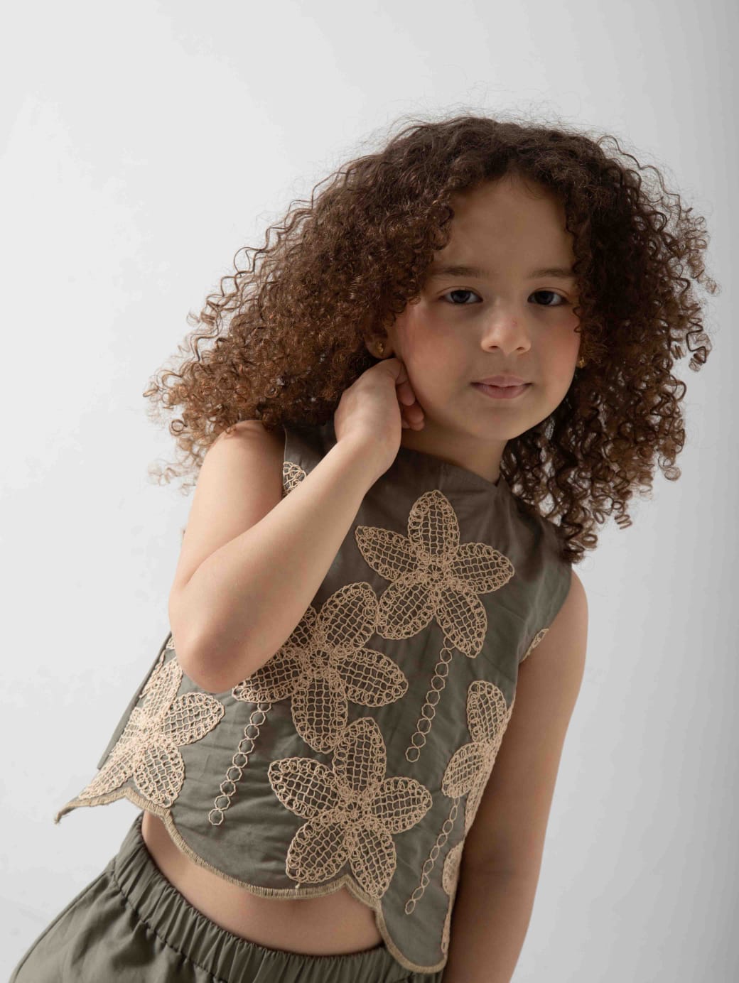 Girls' Floral Embroidered Two-Piece Set – Sleeveless Top & Wide Leg Pants